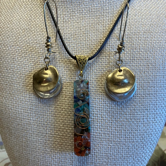 MULTICOLORED PENDANT WITH GOLD/SILVER PIERCED EARRINGS - Picture 5 of 9